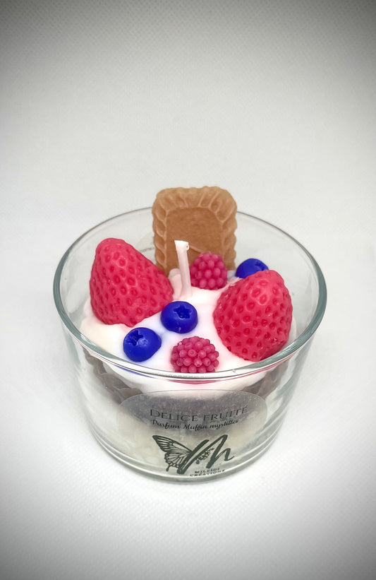 Détail bougie gourmande dessert avec fraises framboises myrtilles fait main