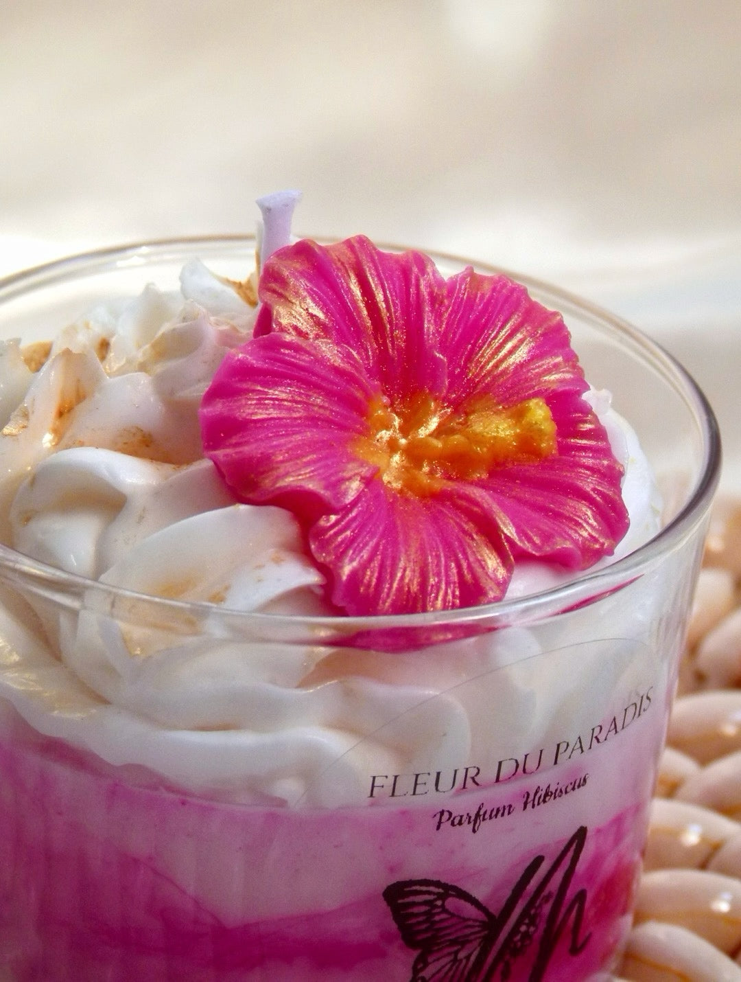 Détail bougie décorative hibiscus scintillant sur chantilly dégradé rose et blanc