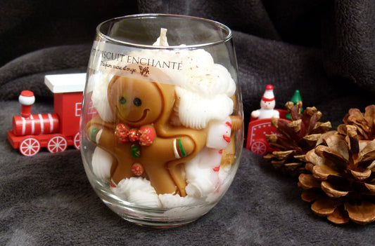 Détail bougie Noël biscuit gourmand sur chantilly vanillée paillettes dorées