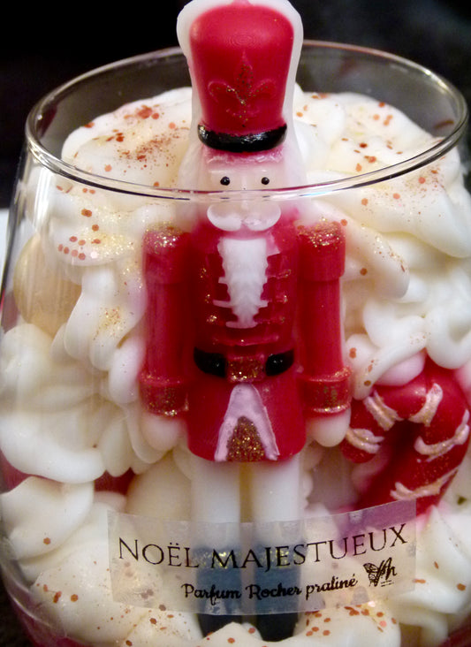 Détail bougie Noël Casse-Noisette majestueux avec décor boules scintillantes fait main