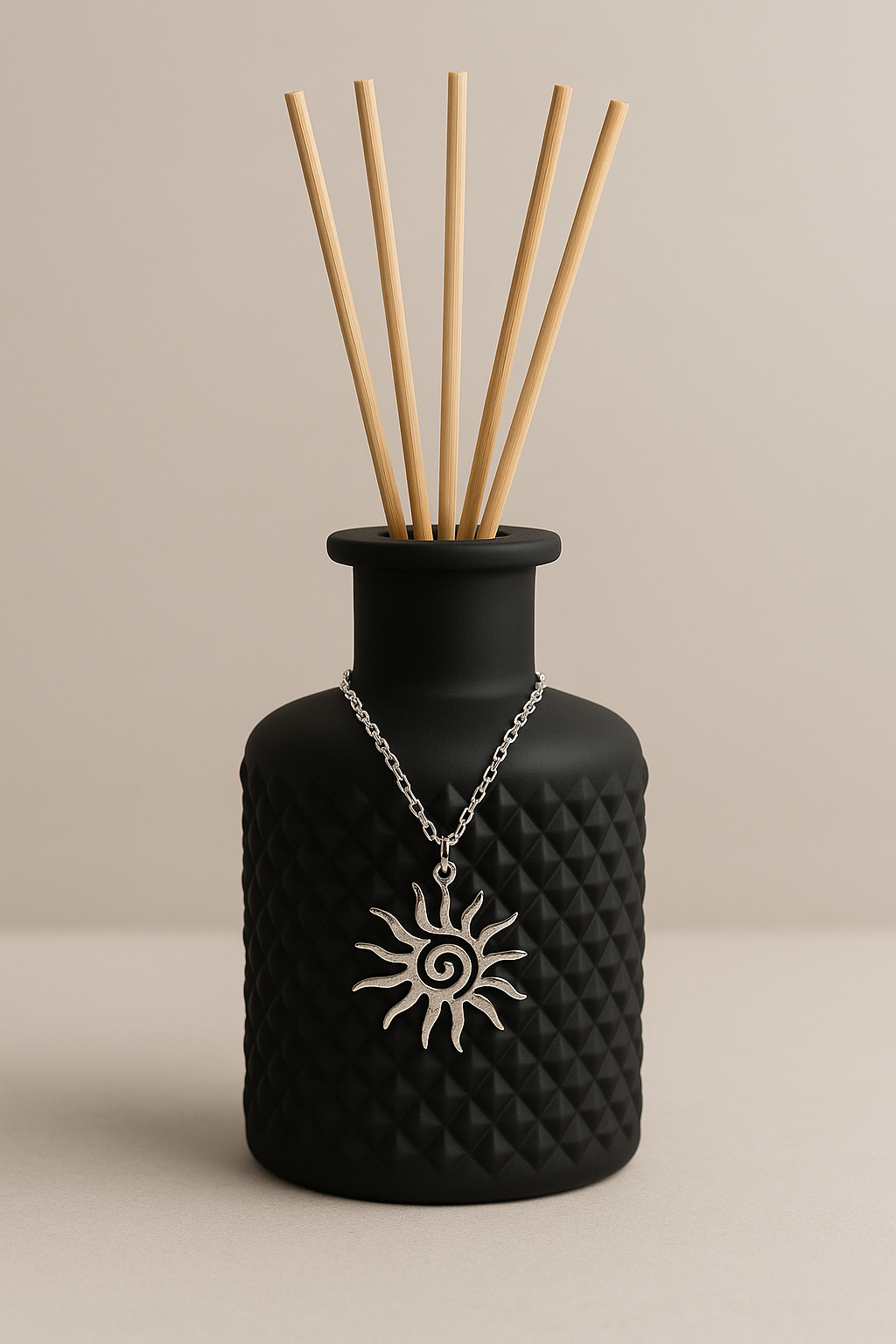 Diffuseur noir mat avec bâtonnets rotin et bouchon assorti