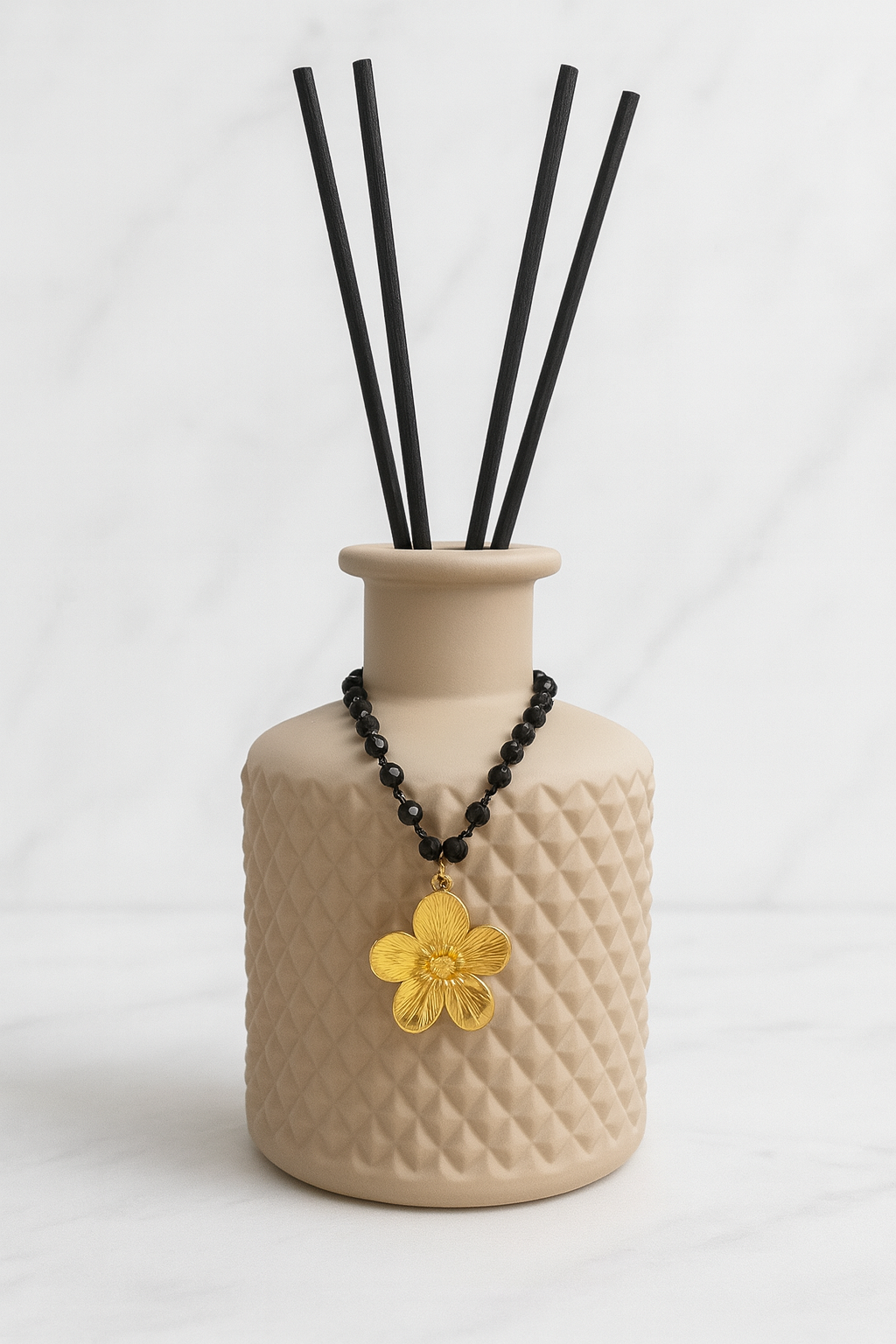 Détail diffuseur élégance café avec chaîne pendentif personnalisable