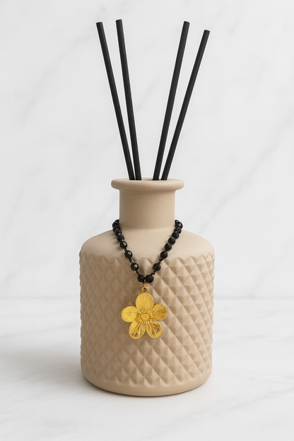 Détail diffuseur élégance café avec chaîne pendentif personnalisable