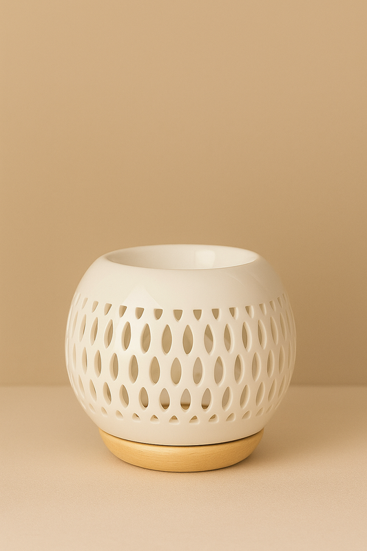Brûle-parfum céramique blanche motif dentelle ajouré support bois pour fondants