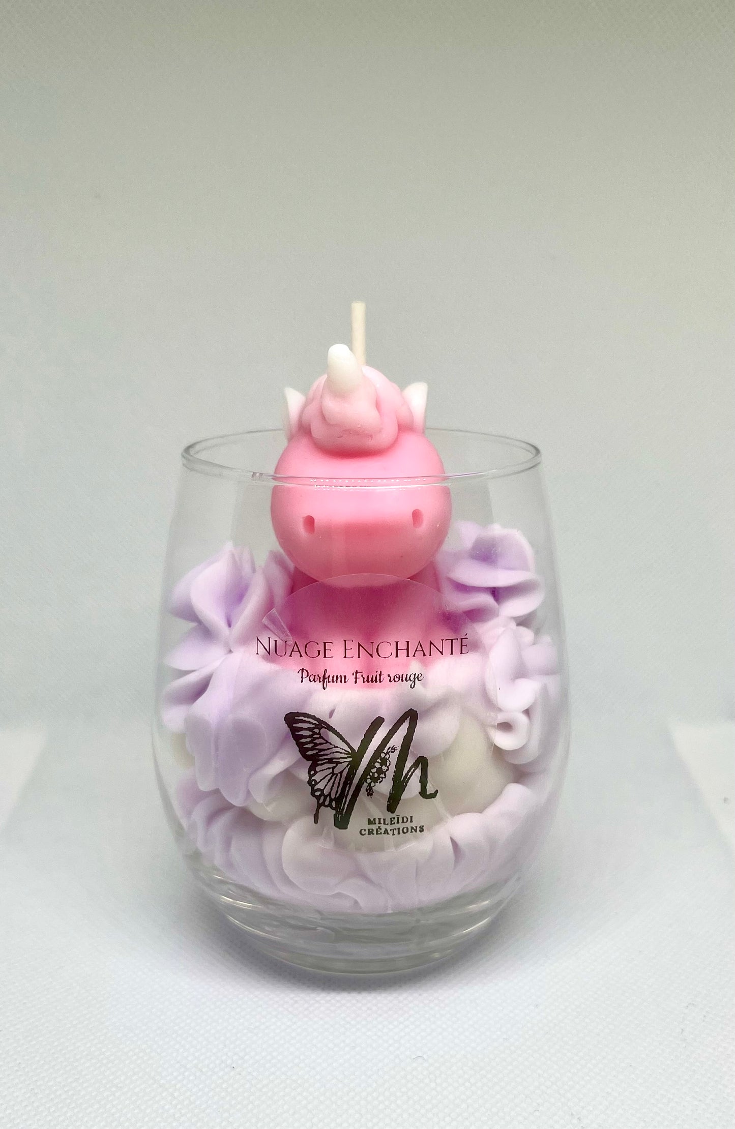 Bougie artisanale Nuage Enchanté licorne sur nuage parfum fruits rouges