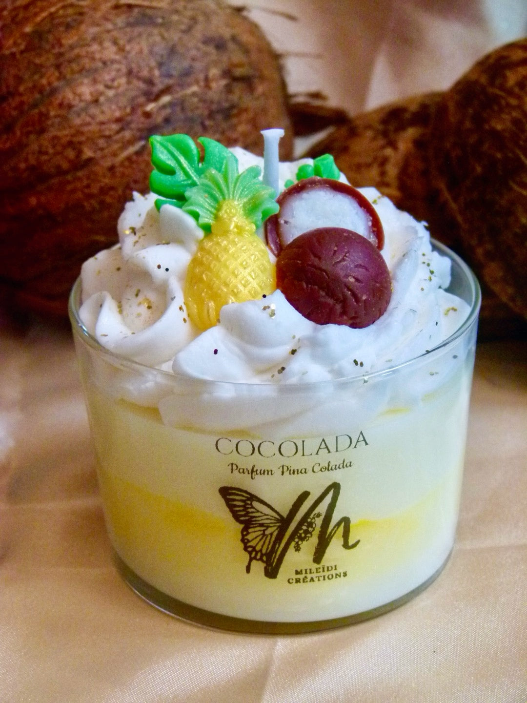 Détail bougie tropicale coco ananas avec décor fruits exotiques fait main