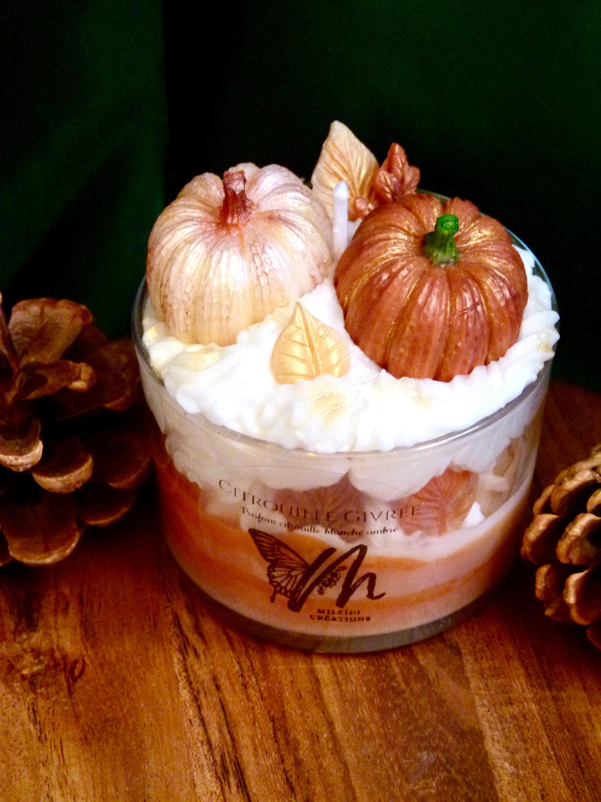 Détail bougie automne citrouilles blanches cuivrées sur chantilly glacée fait main