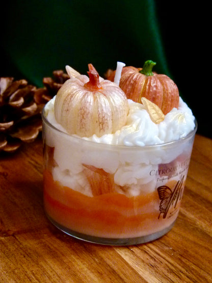 Vue bougie Citrouille Givrée décor automnal feuilles scintillantes