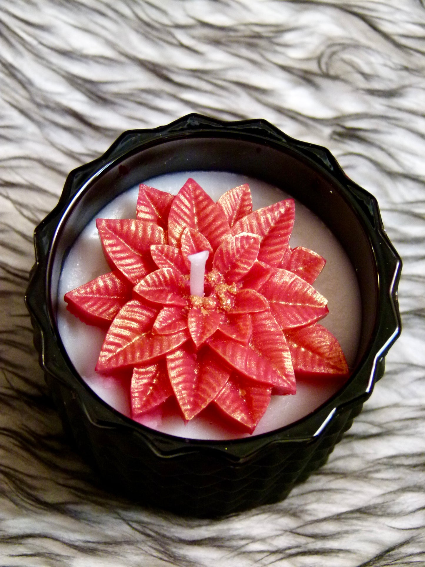 Bougie artisanale noire parfum Bulles Festives poinsettia rouge paillettes or contenant premium