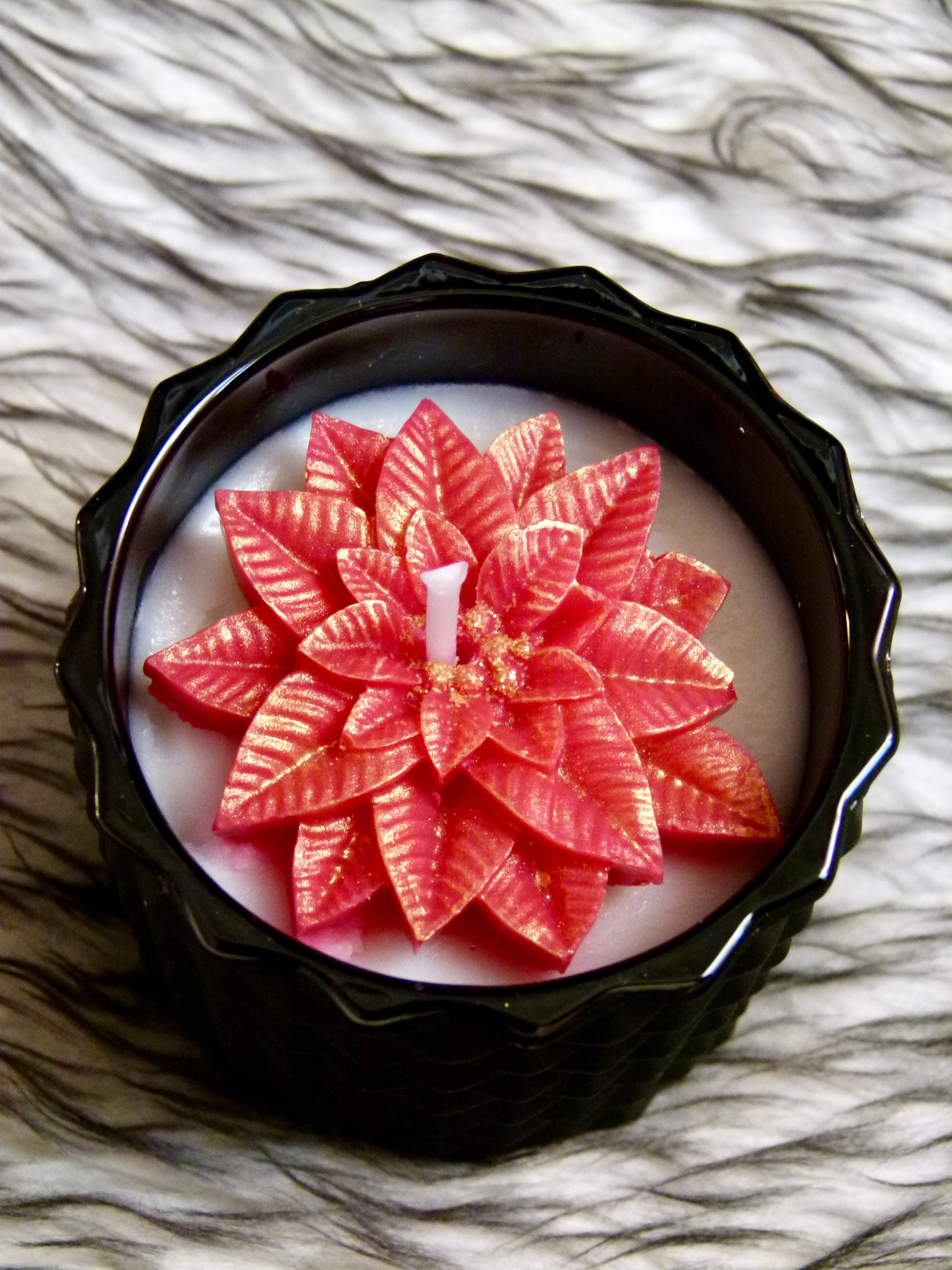 Bougie artisanale noire parfum Bulles Festives poinsettia rouge paillettes or contenant premium