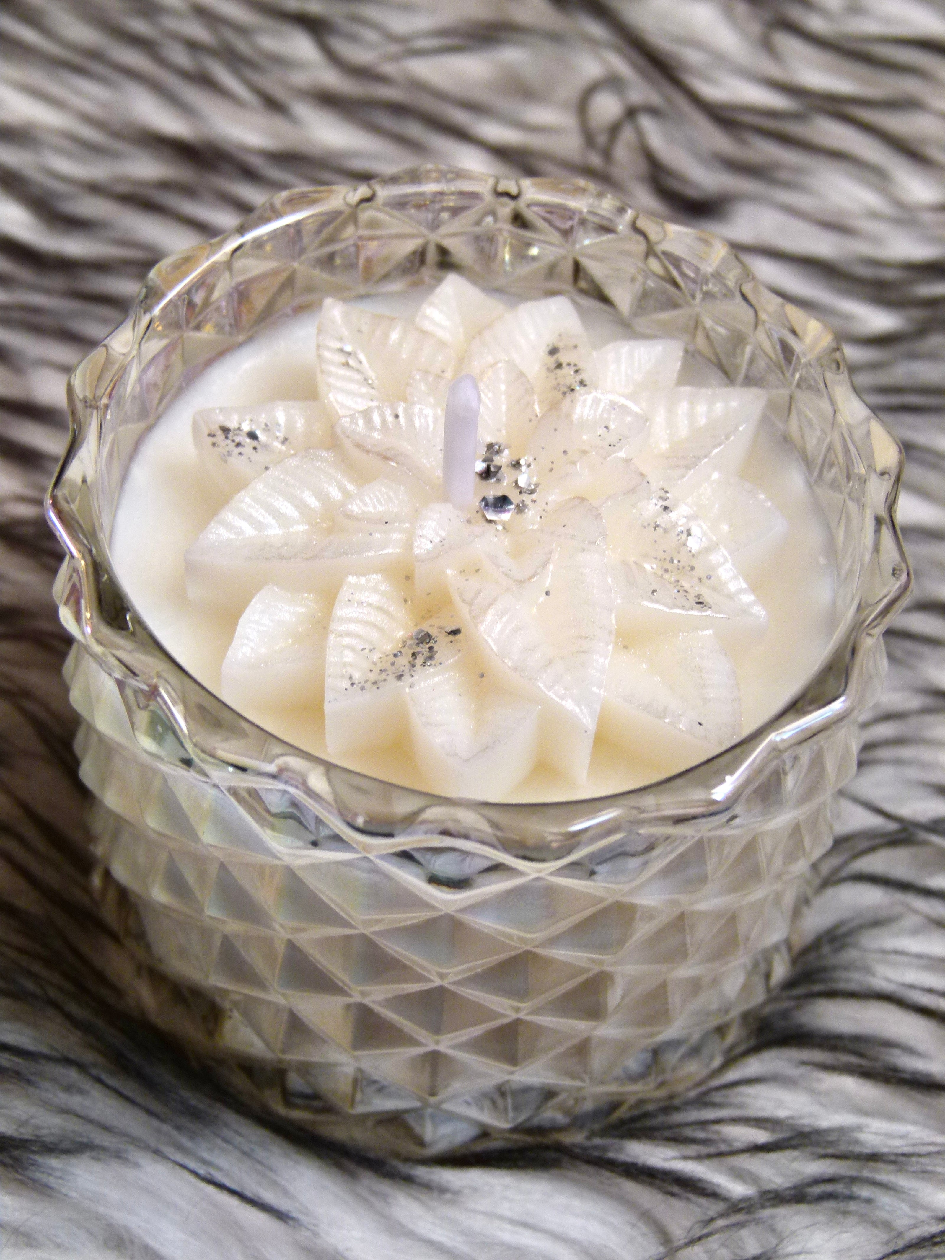 Bougie artisanale blanche parfum Cachemire et Soie poinsettia blanc argenté contenant facetté