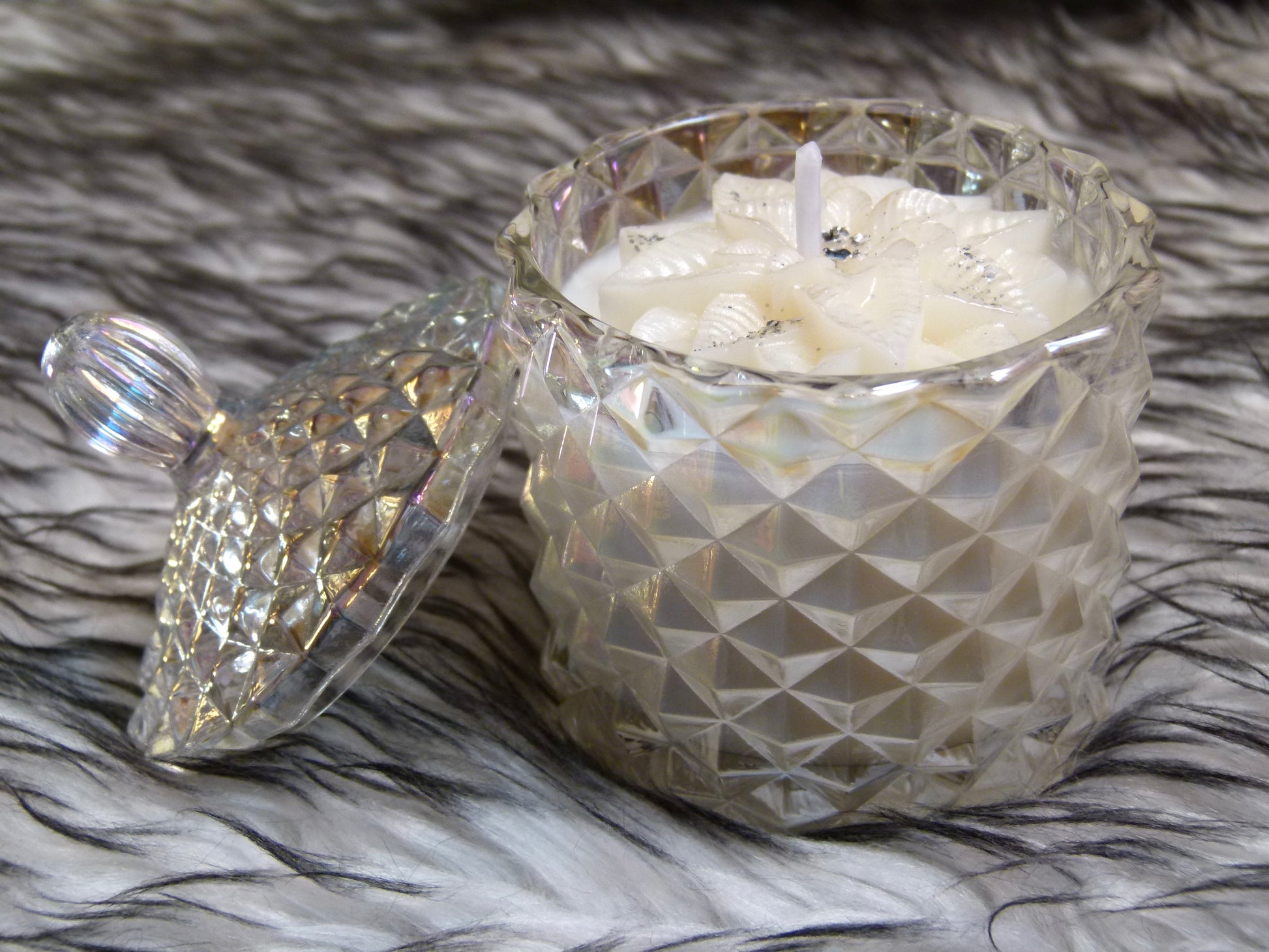 Détail bougie Noël blanche nacrée avec fleur poinsettia blanc et paillettes argentées