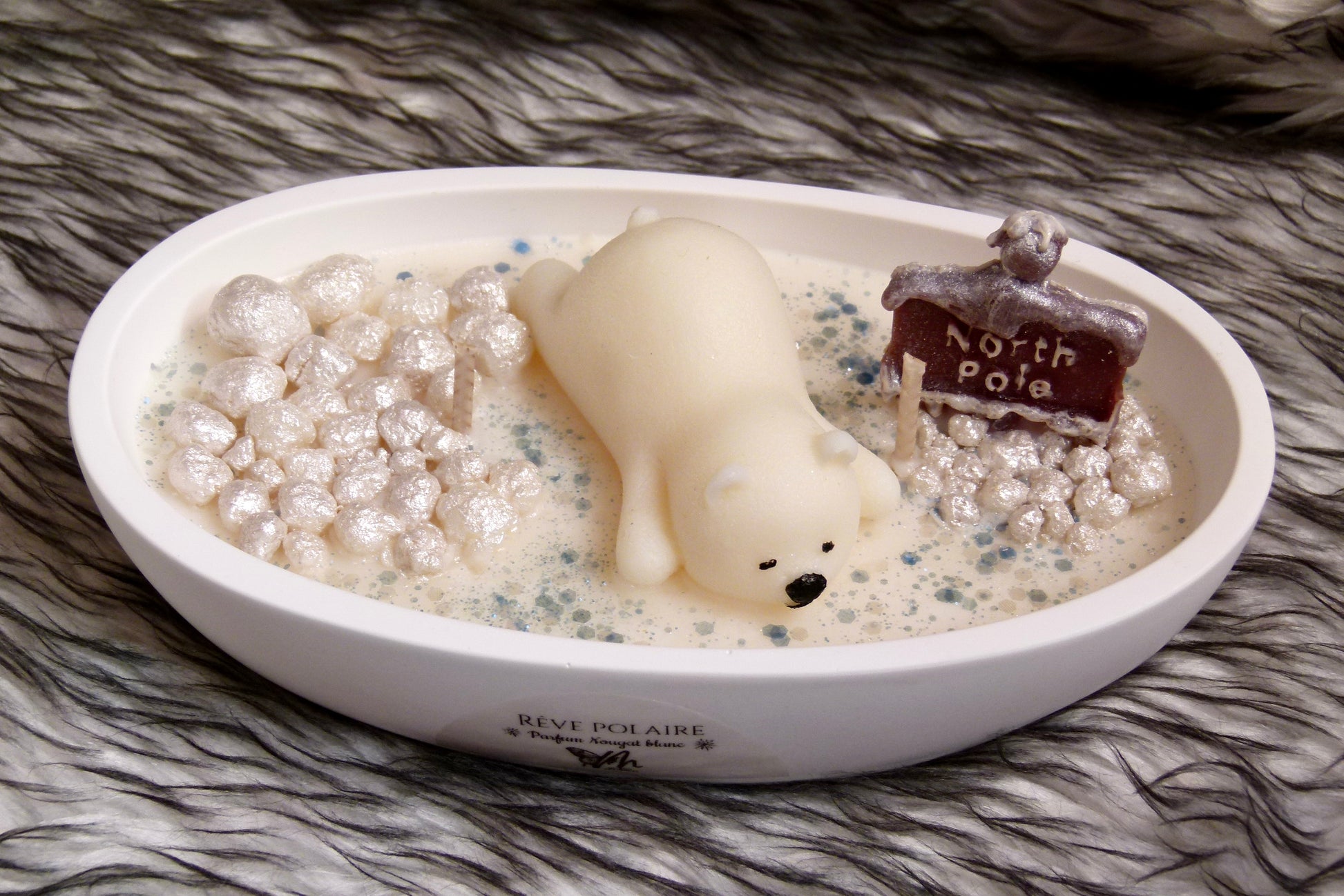 Vue bougie Rêve Polaire ours endormi pancarte Pôle Nord décor hivernal