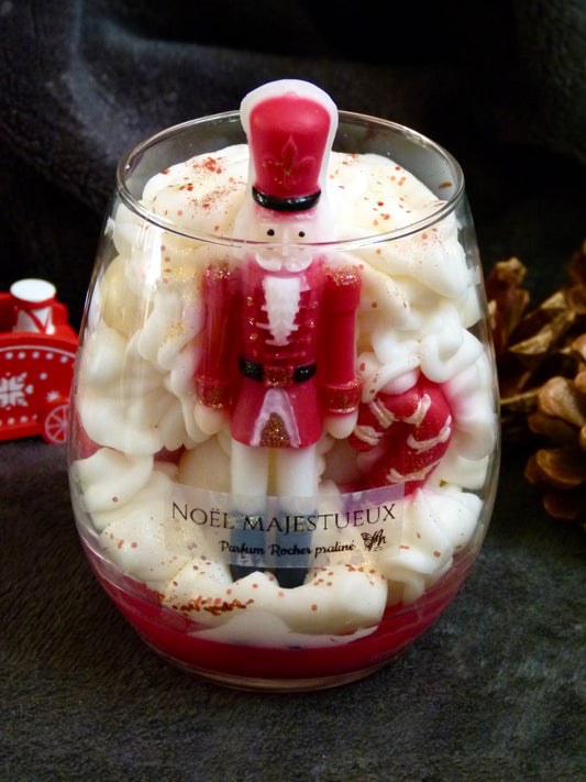 Bougie artisanale Casse-Noisette parfum rocher praliné boules de Noël rouge et blanc