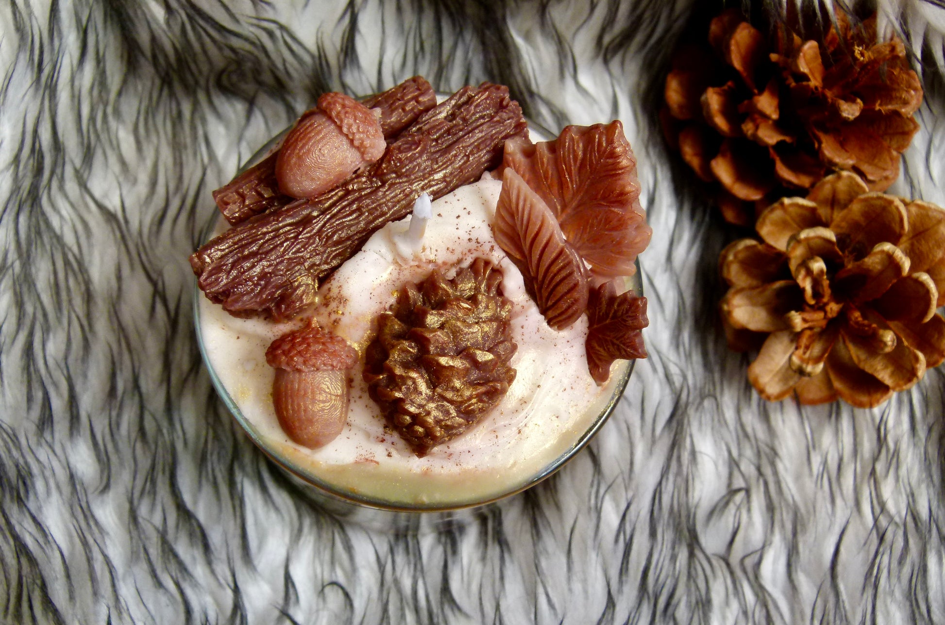 Bougie artisanale Bois d'Automne avec glands feuilles et écorce décoratifs sur chantilly parfum boisé conifère
