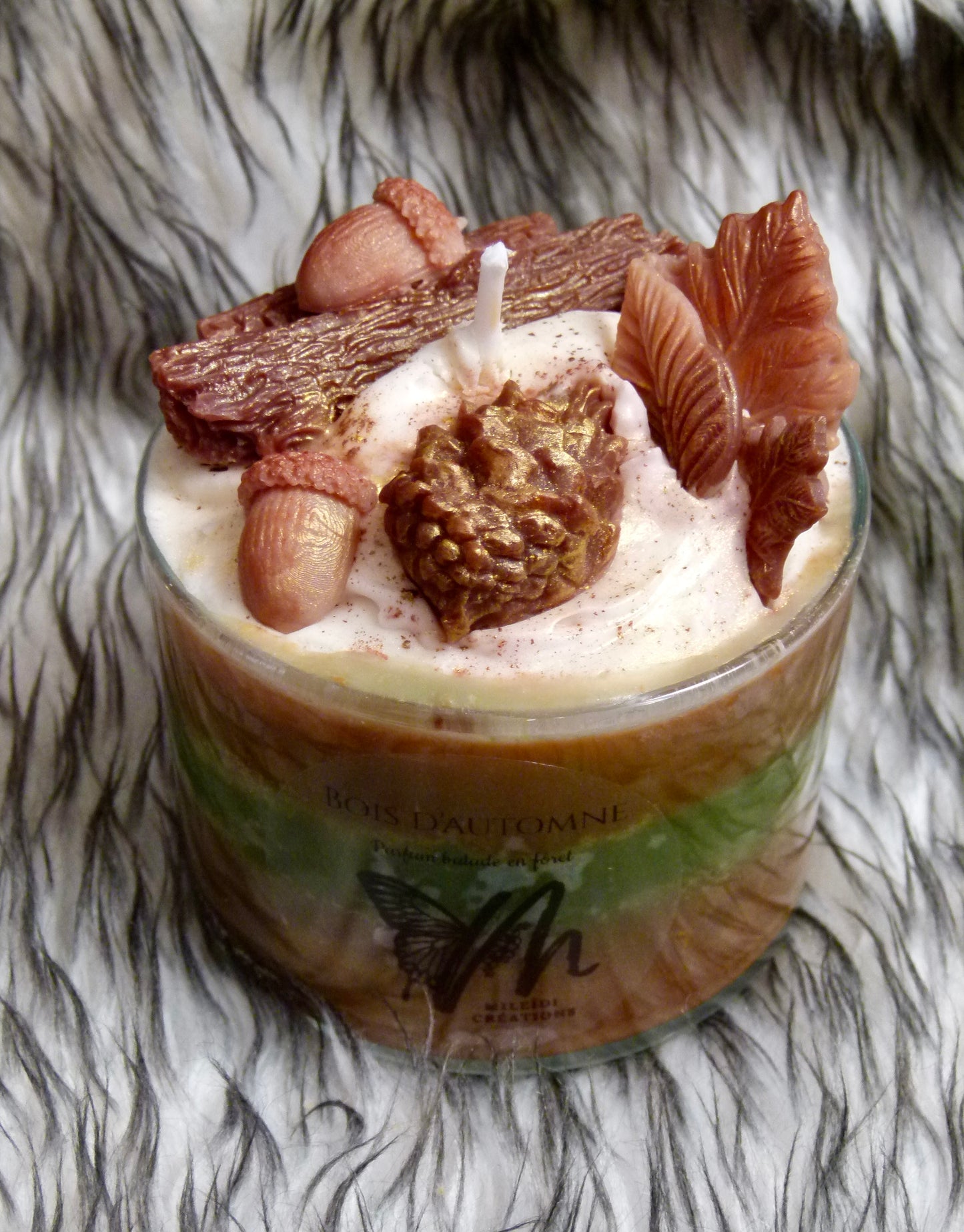 Bougie artisanale Bois d'Automne avec glands feuilles et écorce décoratifs sur chantilly parfum boisé conifère
