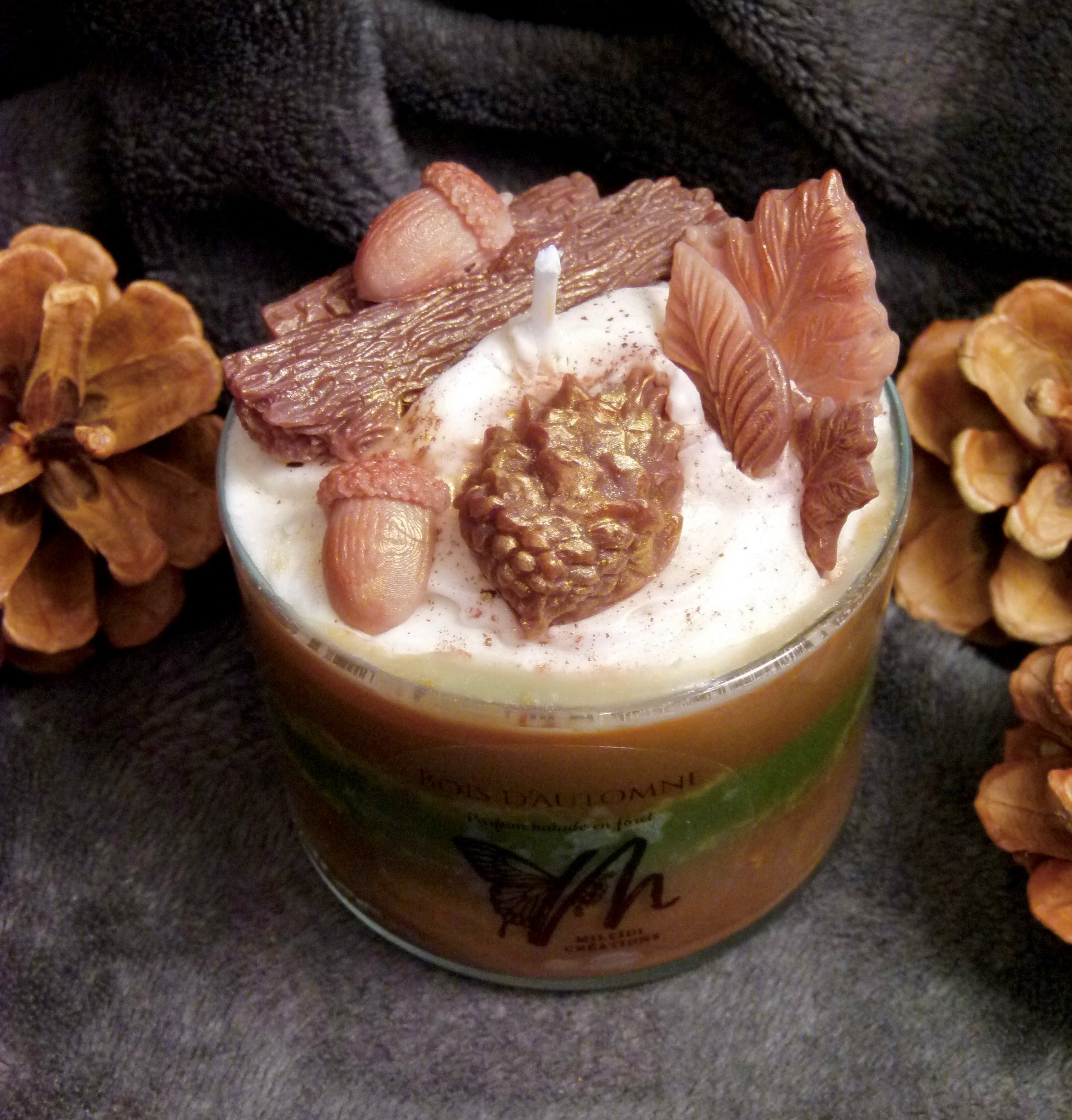 Bougie artisanale Bois d'Automne avec glands feuilles et écorce décoratifs sur chantilly parfum boisé conifère
