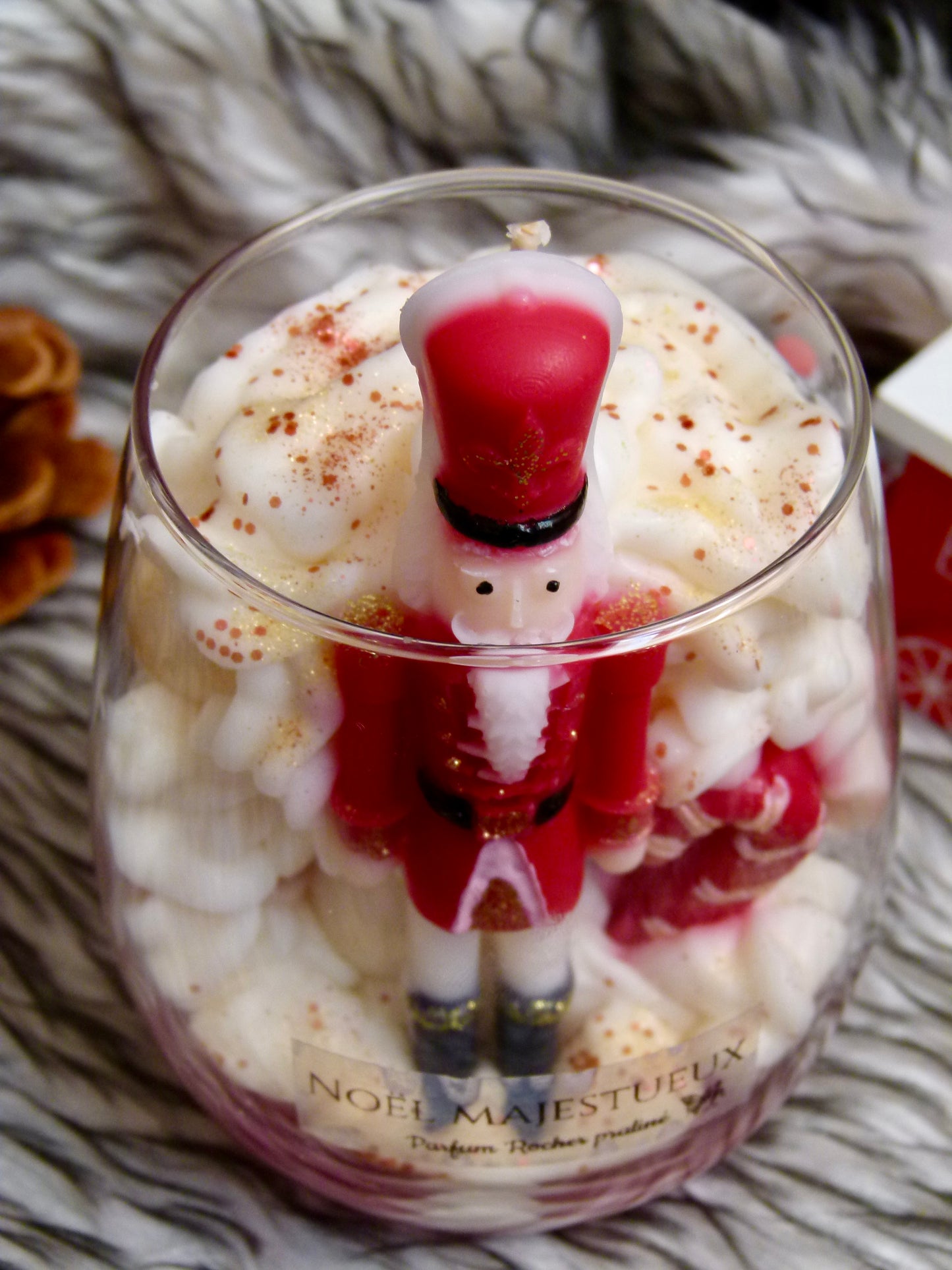 Vue bougie Noël Majestueux Casse-Noisette chantilly et ornements festifs