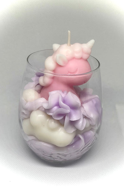 Détail bougie licorne magique avec nuage de cire et décor scintillant