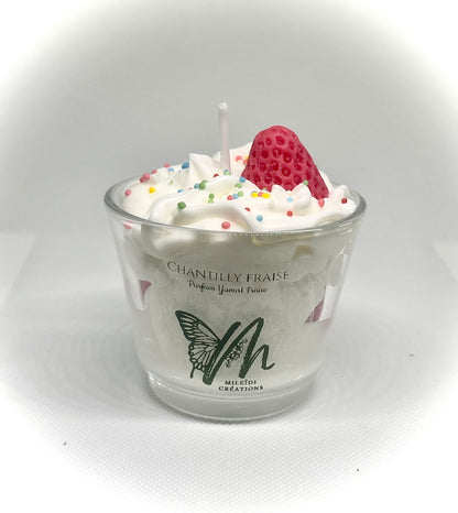 Bougie artisanale Chantilly Fraise avec chantilly fouettée et décor fraises fait main
